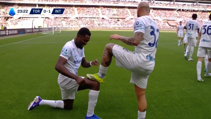 开云官网-国米领先！图拉姆头球破门，为助攻的迪马尔科擦鞋庆祝