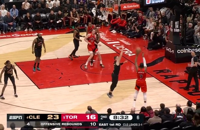 开云-开张了！猛龙拼下前场篮板后巴雷特三分穿针 全队三分15中1